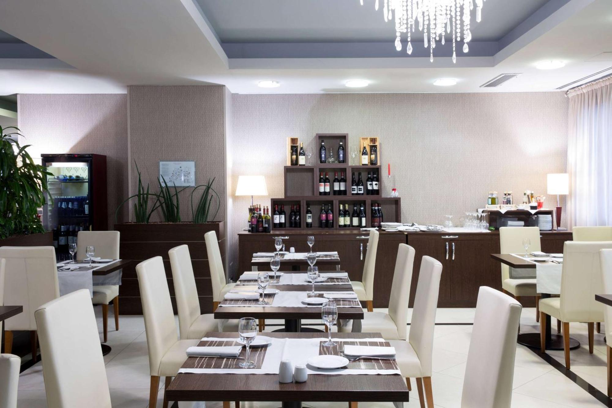 Dolce By Wyndham Milan Malpensa Hotel Сома Ломбардо Екстериор снимка