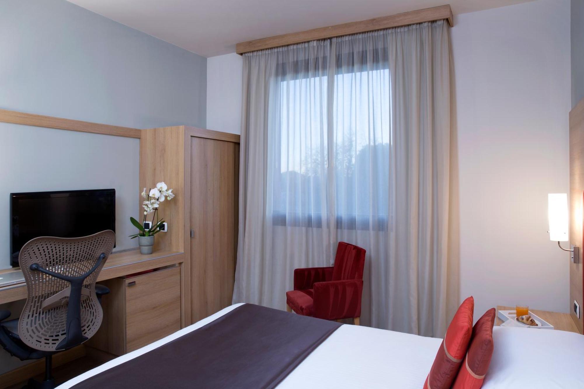Dolce By Wyndham Milan Malpensa Hotel Сома Ломбардо Екстериор снимка