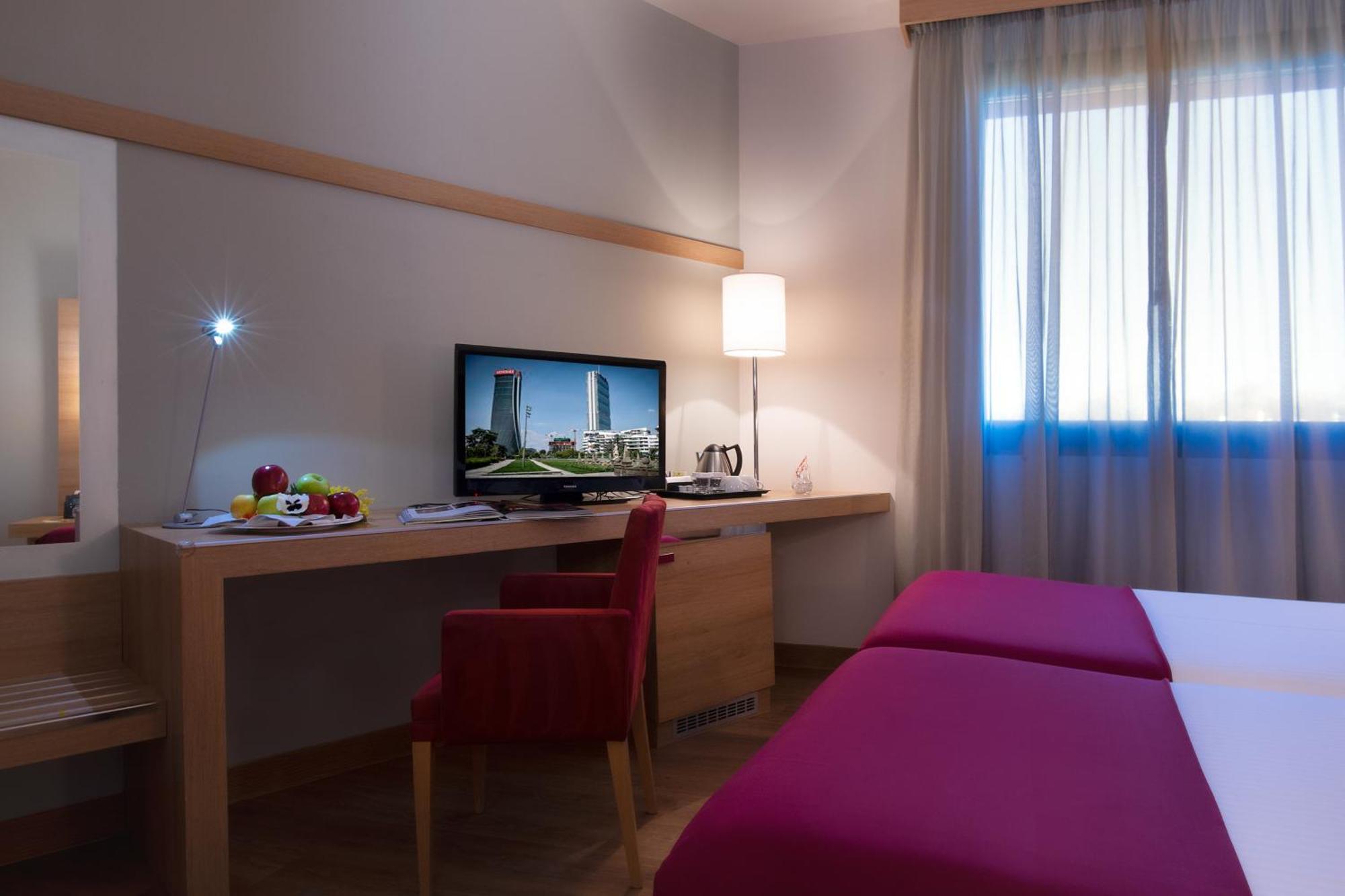 Dolce By Wyndham Milan Malpensa Hotel Сома Ломбардо Екстериор снимка
