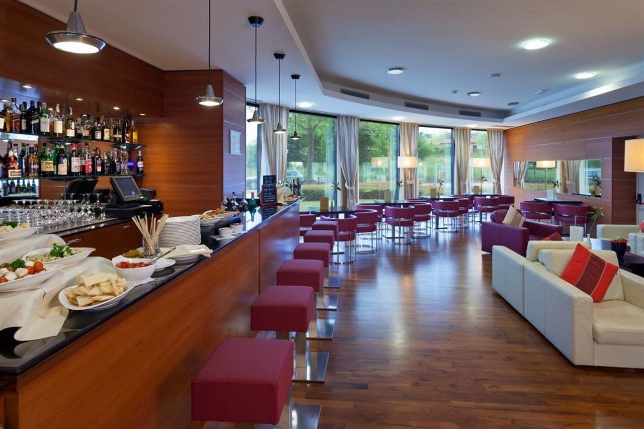 Dolce By Wyndham Milan Malpensa Hotel Сома Ломбардо Екстериор снимка